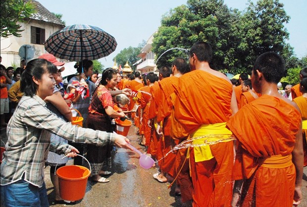 老挝加强传统新年期间交通安全 hinh anh 1