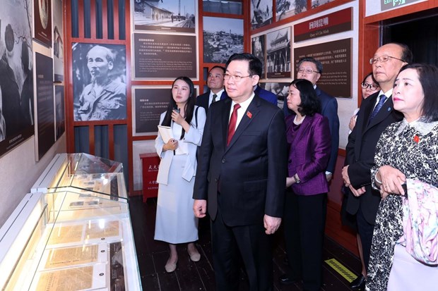 越南国会主席王廷惠走访位于昆明市的胡志明主席旧居 hinh anh 1