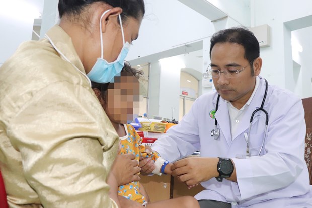 胡志明市第二儿童医院成功救治柬埔寨一重症登革热儿童患者 hinh anh 1