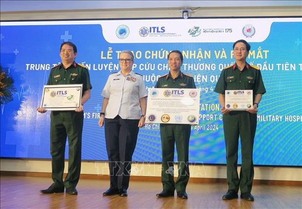 越南首个国际创伤救治培训中心揭牌 hinh anh 1