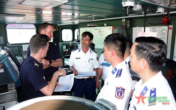 越南海警与法国海军“旺代米亚勒”号巡洋舰进行海上联合演练 hinh anh 1