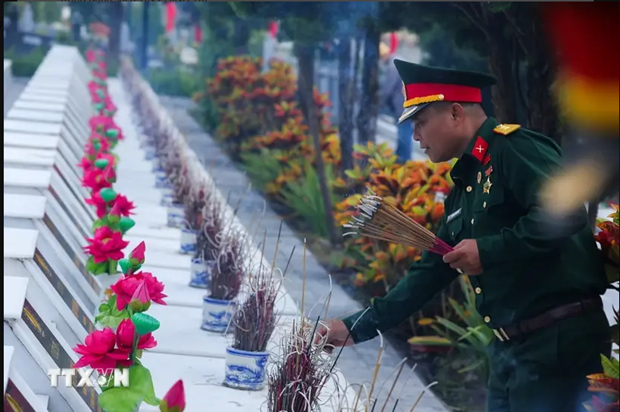 河江省在渭川国家烈士陵园为9名烈士举行追悼会和安葬仪式 hinh anh 1