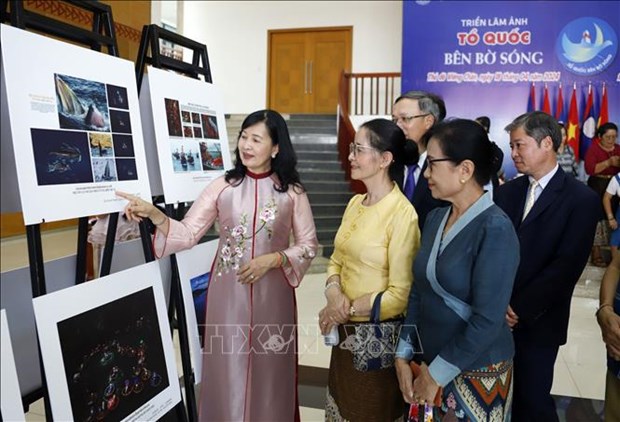 “海浪边的祖国”艺术图片展在老挝开展 hinh anh 1