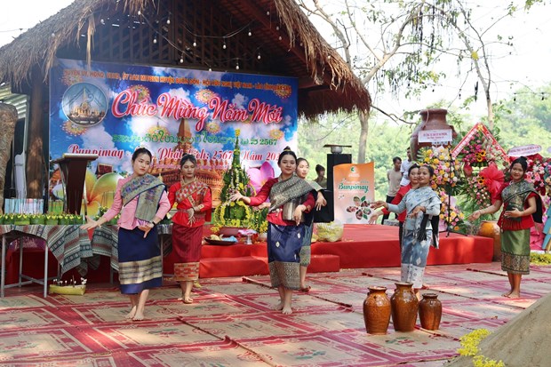 得乐省居民欢乐同心共度老挝传统新年 hinh anh 1