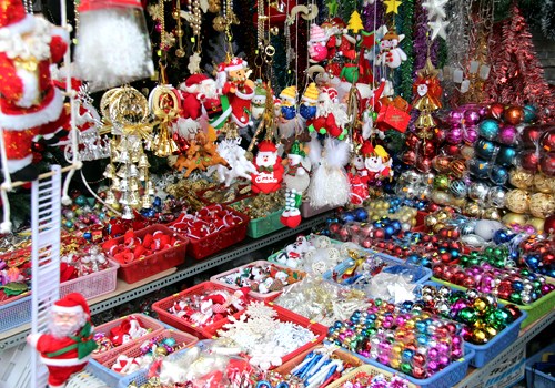 河内圣诞装饰品市场热闹不断| 经济| Vietnam+ (VietnamPlus)