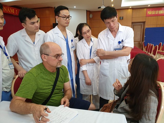 美国整形专家亲赴越南中央耳鼻喉科医院为患者进行整形手术| 社会| Vietnam+ (Vietnamplus)